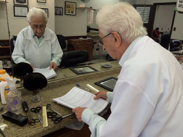 Seu Chiquinho, barbeiro de 99 anos na Vila Mariana (Foto: Cíntia Acayaba/G1)