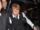 'Eu bebo sim!' Ed Sheeran recebe ajuda para sair de festa