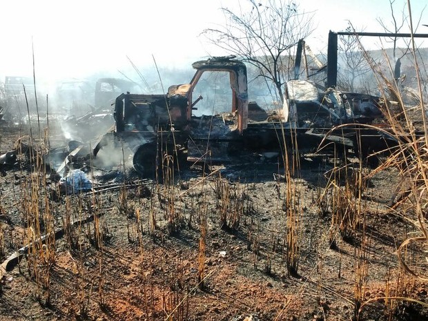 incêndio no Aureny IV destruíu veículos de ferro velho. (Foto: Divulgação/Corpo de Bombeiros)