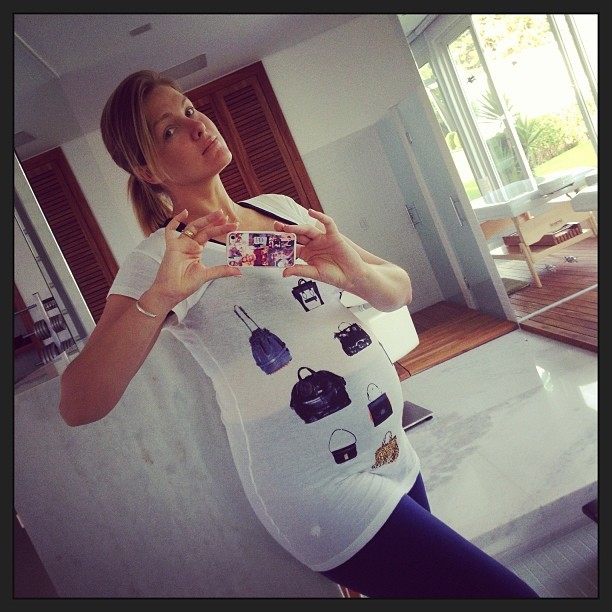 Ana Hickmann acorda para malhar e exibe barrigão de grávida com roupa coladinha (Foto: Instagram)