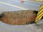 Rodovia PR-180 é interditada após buraco surgir na cabeceira de ponte