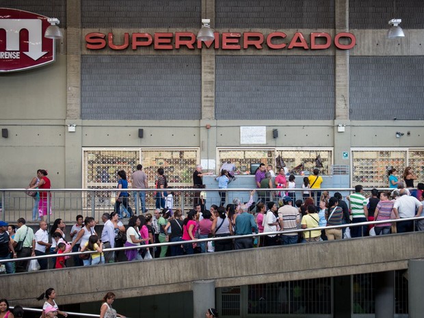 Venezuelanos fazem fila diante de supermercado para tentar comprar comida (Foto: Reprodução/Facebook)
