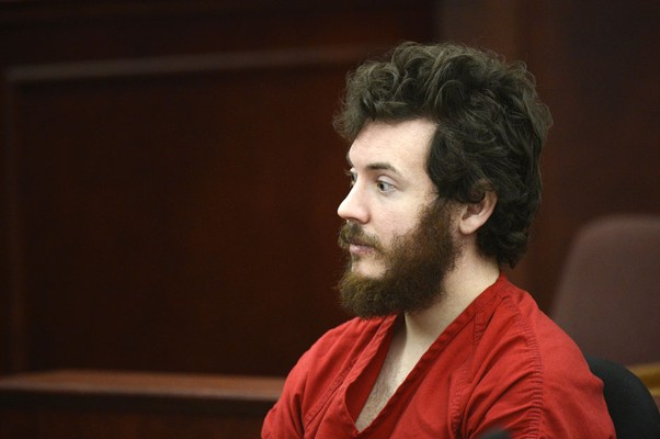 James Holmes, acusado de matar 12 pessoas ao abrir fogo na estreia do filme do Batman, aparece perante tribunal em foto do dia 12 de março (Foto: AP)