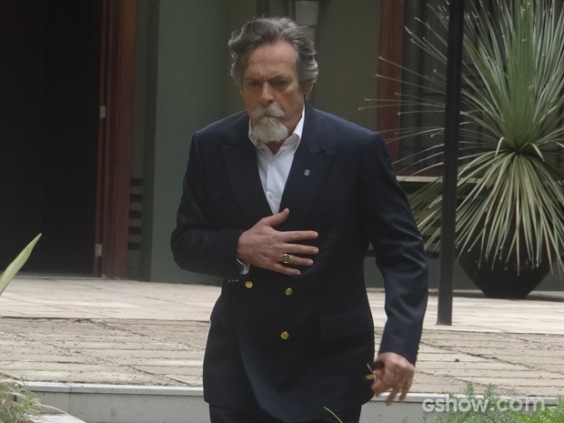 Ernest aproveita ausência de Manfred para fugir (Foto: Joia Rara/TV Globo)