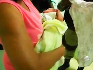 Bebê encontrado em Camaçari (Foto: Reprodução/TV Bahia)