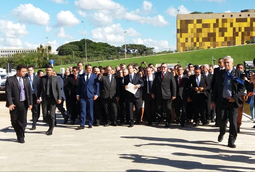 Representantes da OAB chegam à Câmara para entregar pedido de impeachment de Michel Temer (Foto: Bernardo Caram/G1)