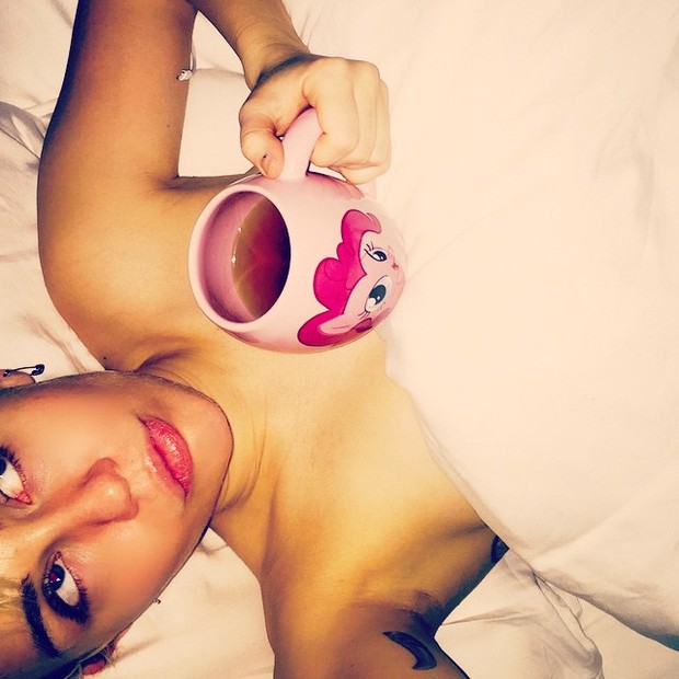 Miley Cyrus toma chá na cama, sem camisa (Foto: Instagram)