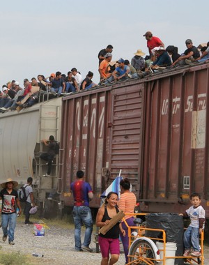 Imigrantes viajam em cima de trem no México até fronteira com os EUA (Elizabeth Ruiz/AFP)