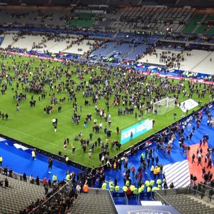 Hollande deixa estádio e torcedores invadem gramado após amistoso (Igor Costoli/Arquivo Pessoal)