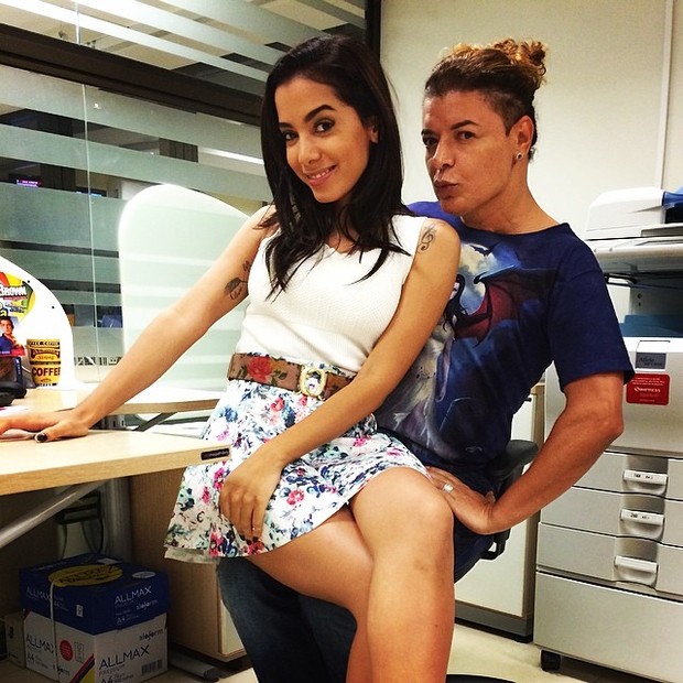 Anitta e David Brazil em bastidores de show na Zona Oeste do Rio (Foto: Instagram/ Reprodução)