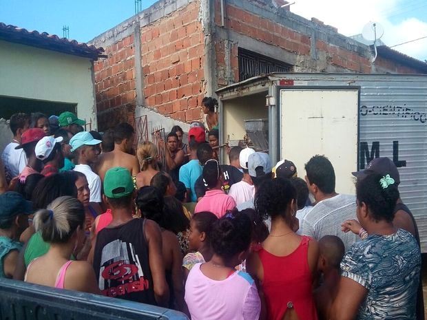 População acompanha o trabalho de recolhimento dos corpos pelo IML (Foto: Carlos França/TV Sergipe)