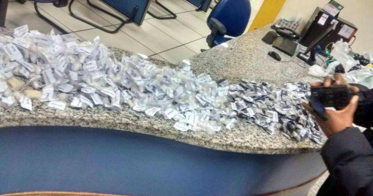 PM de Teresópolis, RJ, apreende 650 pinos de cocaína dentro de ... - Globo.com