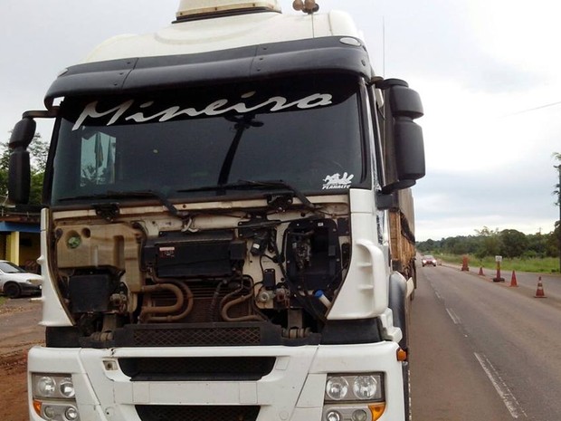 Caminhoneiro chegou a trocar retrovisor de veículo em Ariquemes (Foto: PRF/Divulgação)