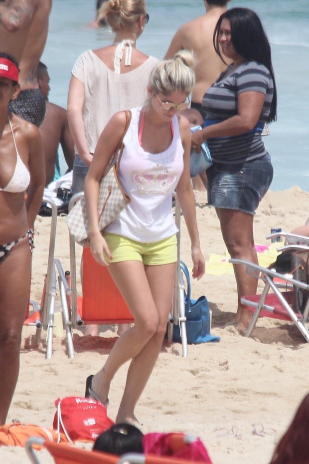 Bárbara Evans na praia (Foto: Delson Silva / AgNews)
