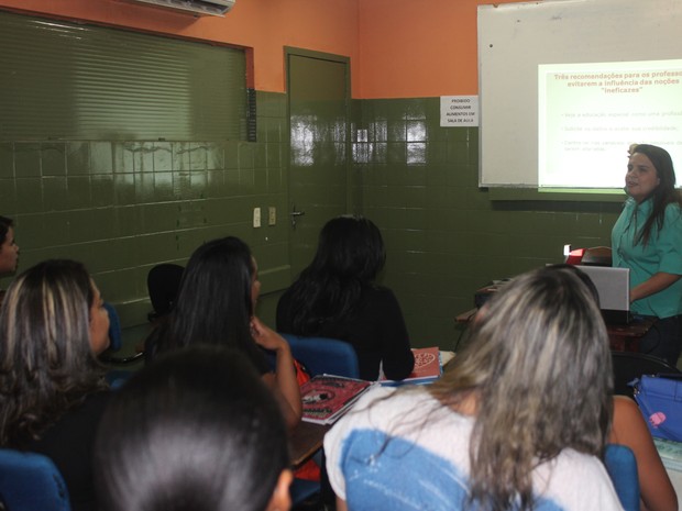 Deficiente visual se tornou professora e dá aulas em faculdade particular (Foto: Amanda Dourado/G1)