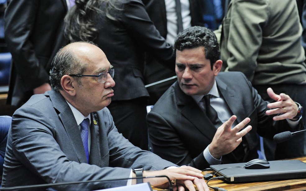 O ministro do Supremo Tribunal Federal Gilmar Mendes e o juiz federal Sérgio Moro conversam no plenário do Senado Federal durante sessão de debates