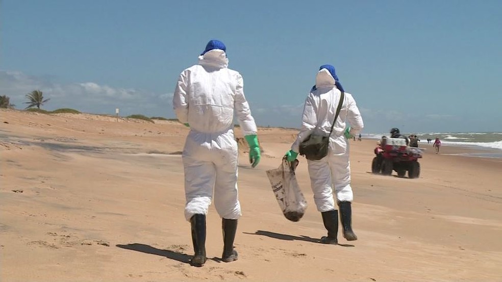 Militares do Exército limparam a Praia de Pontal do Ipiranga neste domingo (10) — Foto: Reprodução/ TV Gazeta