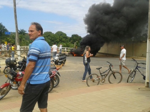 São Gabriel da Palha tem protesto por falta d'água (Foto: Jorse Liliam/ A Gazeta)