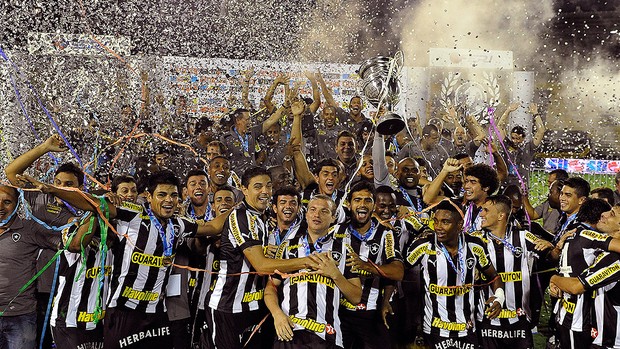 Botafogo campeão carioca 2013 (Foto: Satiro Sodré / Agif)