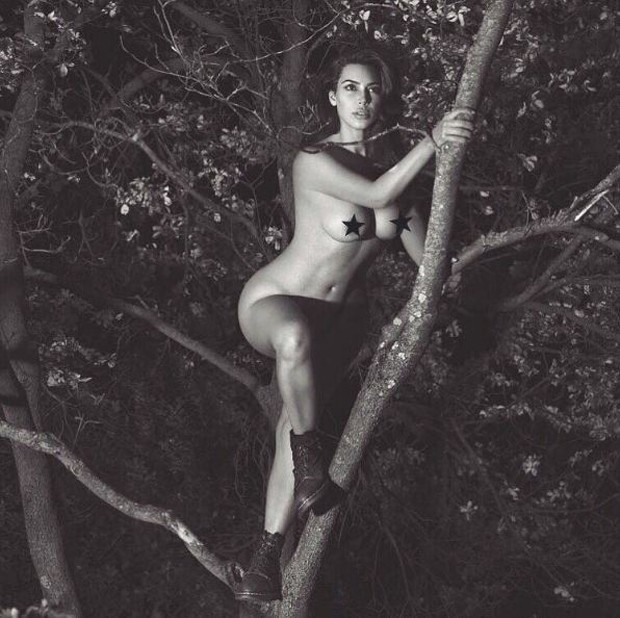 Kim Kardashian posa nua para dupla de fotógrafos Honrada Quem