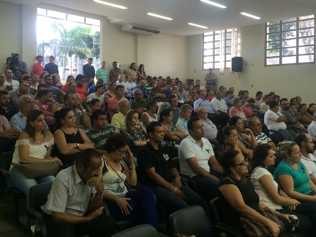 Plenrio estava lotado durante julgamento de 4 PMs por morte de sertanejo, em Goiatuba, Gois (Foto: Paula Resende/G1)