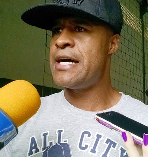 Aos 38 anos e sem clube, Marcos Assunção estuda aposentadoria