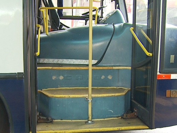 Portas estreitas dos ônibus da São José também foram criticadas pelos usuários (Foto: Antonio Luiz/EPTV) Portas estreitas dos ônibus da São José também foram criticadas pelos usuários (Foto: Antonio Luiz/EPTV)