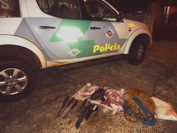 Capivara abatida e instrumentos para a captura do animal foram localizados pela Polícia Ambiental (Fot Divulgação/Polícia Ambiental)