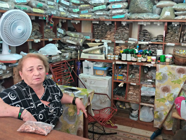 Comeriante Luzirene Nogueira diz que loja de ervas do Mercado tem mais de mil itens (Foto: Iryá Rodrigues/G1)