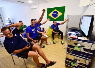 Atletas brasileiros se divertem jogando videogame (Foto: Reprodução)
