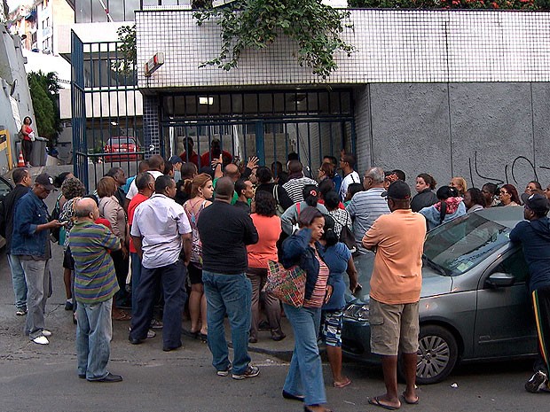 Fila na porta do Sesc por pacote de turismo (Foto: Imagem/ TV Bahia)