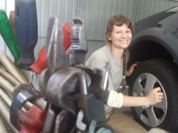 Mariane tem 29 anos e trabalha como mecânica há 12, em Guarapuava (Foto: Alana Fonseca/G1)