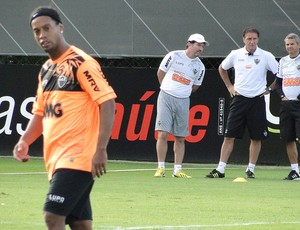 Cuca Ronaldinho treino Atlético-MG (Foto: Leonardo Simonini)