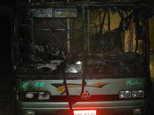 Ônibus ficou totalmente destruído, assim como pertences de romeiros em Campanha (Foto: Alô Aô Cidade) Ônibus ficou totalmente destruído, assim como pertences de romeiros em Campanha (Foto: Alô Aô Cidade)