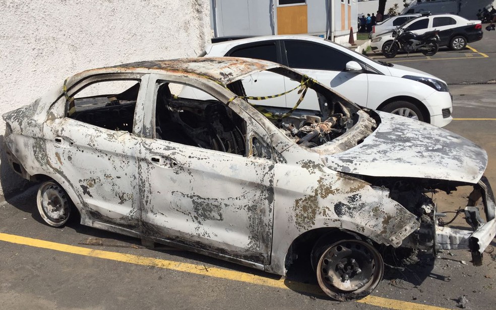 O carro alugado pelo embaixador foi encontrado incendiado e com um corpo em seu interior (Foto: Henrique Coelho/G1)