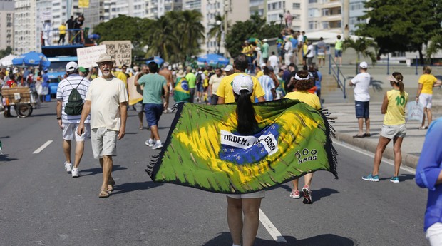 Manifestantes em Copacabana neste domingo, 12 de abril (Foto:  Domingos Peixoto / agência o Globo)