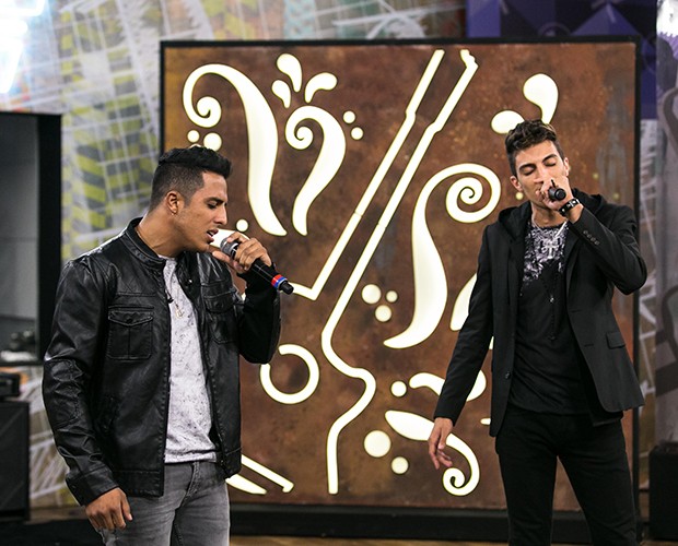 Para a semifinal a dupla deixou o sertanejo de lado para cantar um sucesso dos Titãs (Foto: Isabella Pinheiro / Tv Globo)