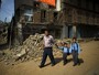 Ainda com medo, crianças retornam às escolas após terremoto no Nepal