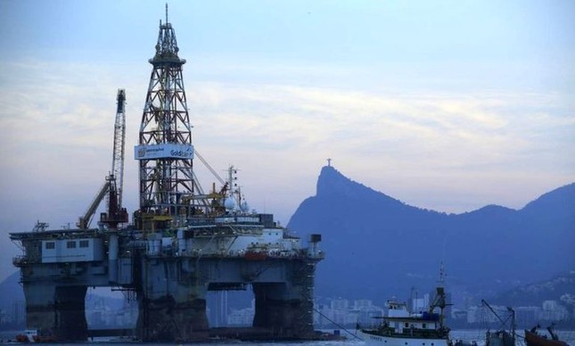 Novo cenário. Plataforma da Petrobras na Baía de Guanabara: queda na cotação do barril de petróleo levou empresas a revisarem para baixo suas projeções. Para analistas, perspectiva é de redução da oferta de óleo nos próximos anos