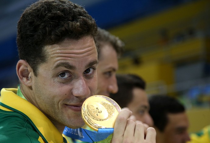 Thiago Pereira posa com uma das 23 medalhas que ganhou em Pan-Americanos (Foto: Satiro Sodre/SSPress)
