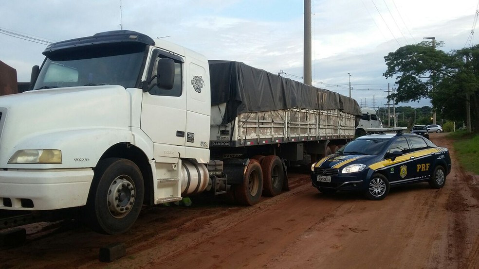 Veículo e carga foram levados para sede da Polícia Federal (Foto: PRF/Divulgação)