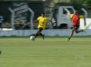 Novos jogadores já treinam para enfrentar o Interporto no estádio Bigodão (Foto: Reprodução/TV Anhanguera)
