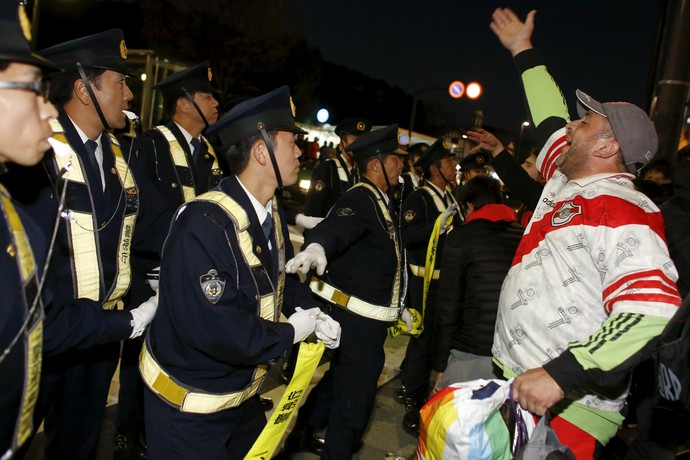 Torcida do River Plate polícia Tóqui Japão (Foto: Reuters) Torcida do River Plate polícia Tóqui Japão (Foto: Reuters)
