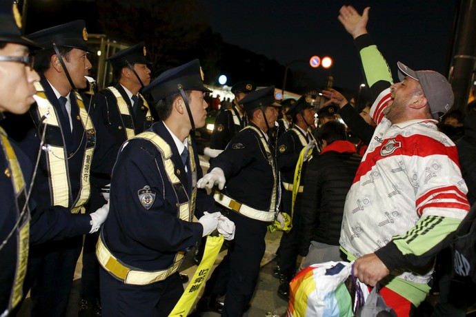 Torcida do River Plate polícia Tóqui Japão (Foto: Reuters)