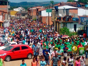 Muitas pessoas acompanharam o corpo do ex-candidato a prefeito de Camamu, na Bahia (Foto: Dudu Face / Camamu Noticias)