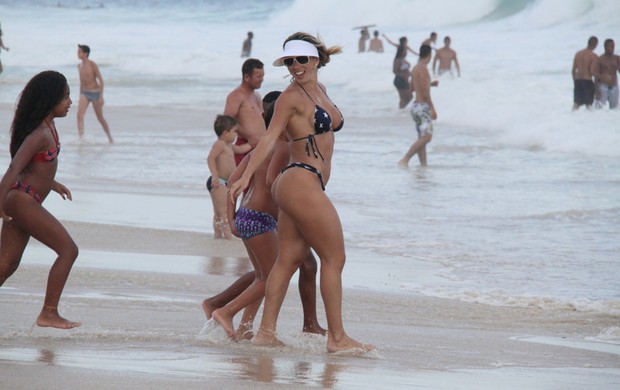 Andrea de Andrade na praia da Barra (Foto: Fabio Martins e Gabriel Rangel / AgNews)