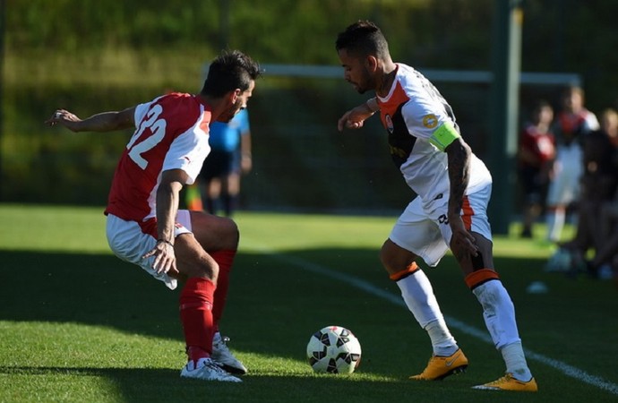 Capitão em amistoso, Dentinho espera empresários para decidir futuro