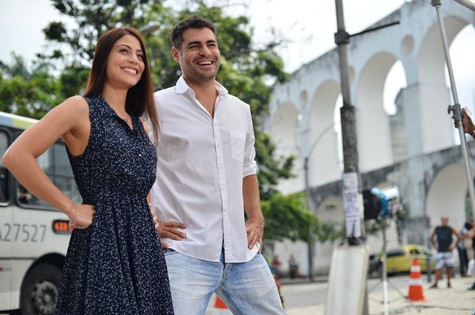 Carol Castro e Thiago Lacerda gravam campanha (Foto: Bruno de Lima/ TV Globo)