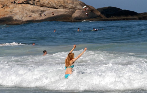 Heather Graham na praia (Foto: Wallace Barbosa/AgNews)