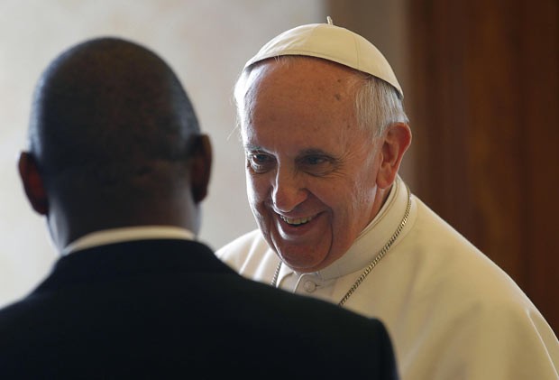 O Papa Francisco recebe o premiê de Moçambique, Alberto Vaquina, nesta quinta-feira (11) no Vaticano (Foto: AFP)